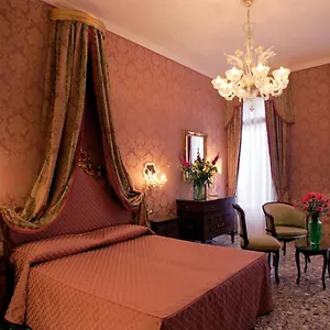 Casa Pisani Canal Venedik